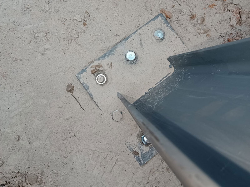 detalle de las pletinas para instalación de vigas de vallas publicitarias en suelo de hormigón