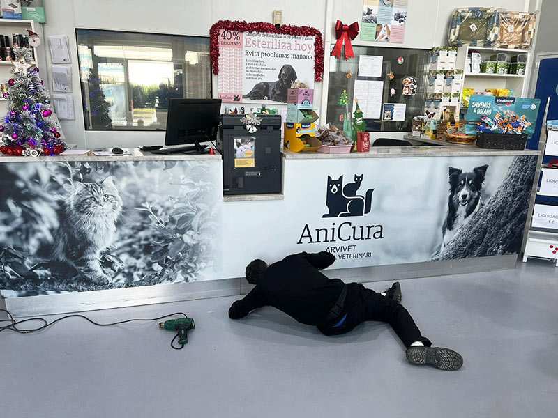 rotulación con vinilo en mostrador centro veterinario