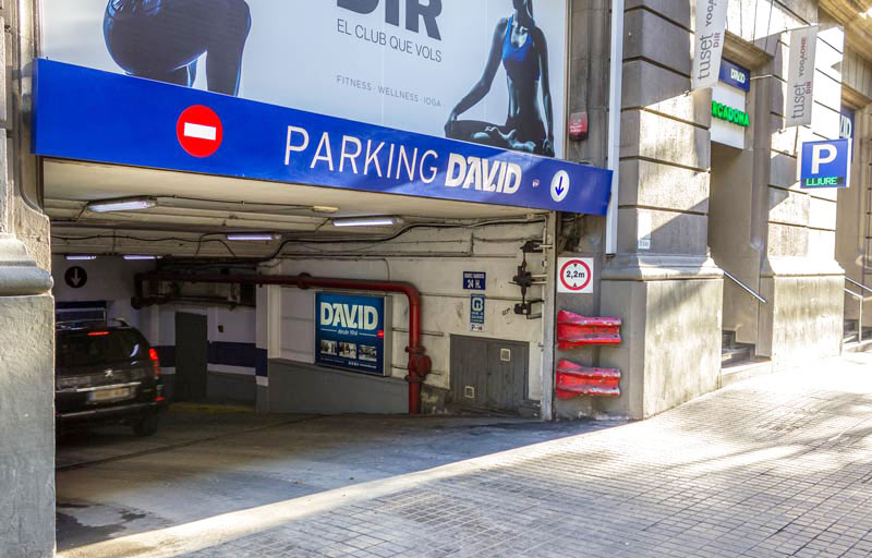 instalación de rótulo para parking en Barcelona centro