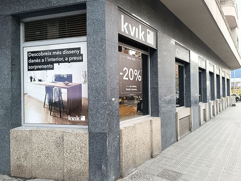onstalación en Barcelona de rótulos con cajón luminoso
