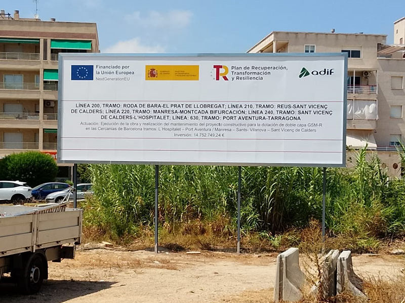 instalación de valla publicitaria con marco perimetral