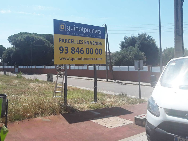 valla publicitaria de medidas 240x200 instalada sobre terreno de tierra