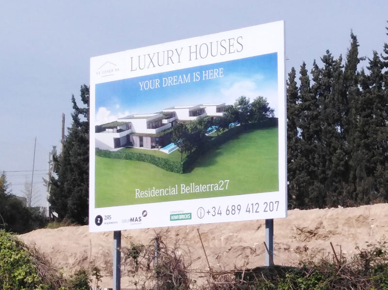 valla publicitaria de medidas 4x3 instalada en Bellaterra, Barcelona