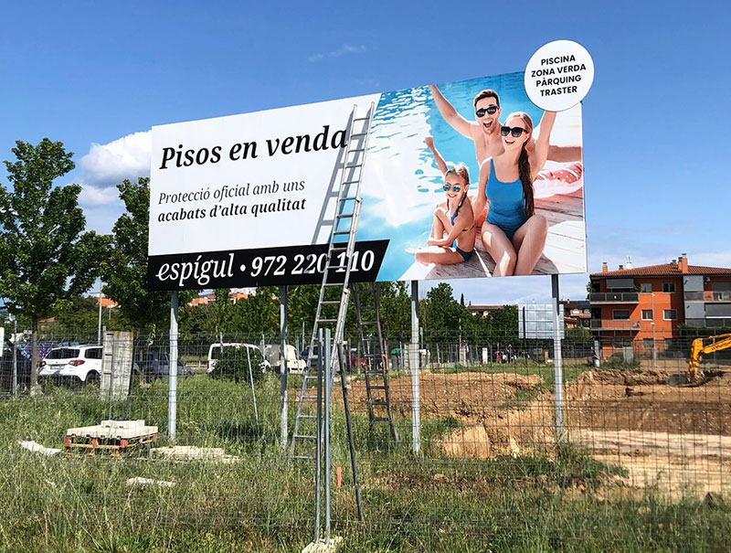 valla publicitaria a medida con elemento corpóreo arriba