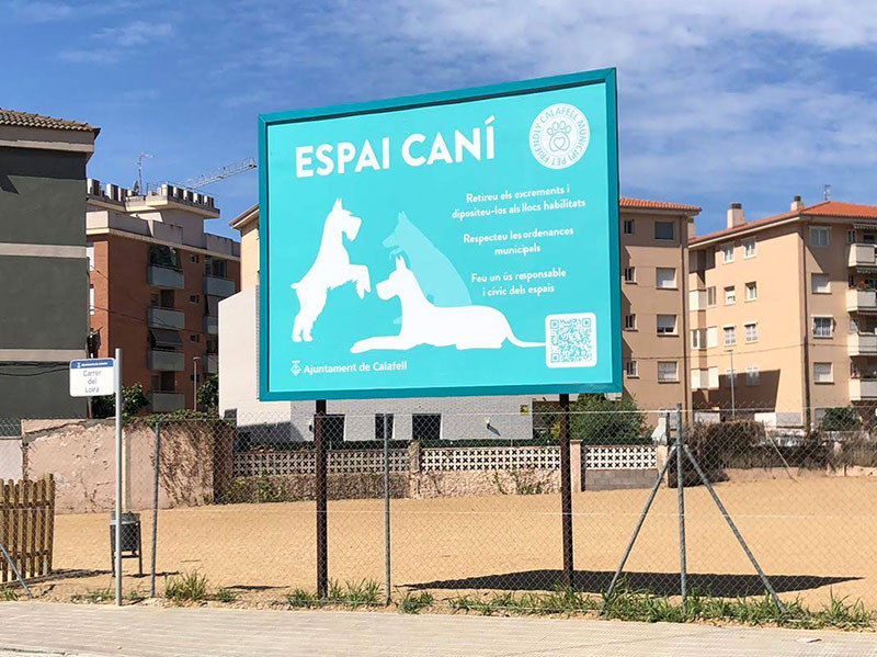 ejemplo de valla publicitaria con marco decorativo
