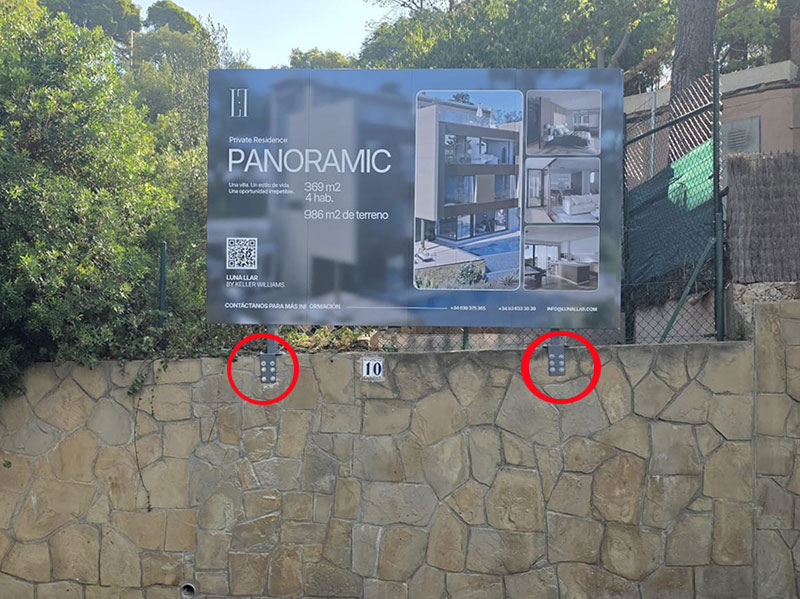 instalación de valla publicitaria con pletinas