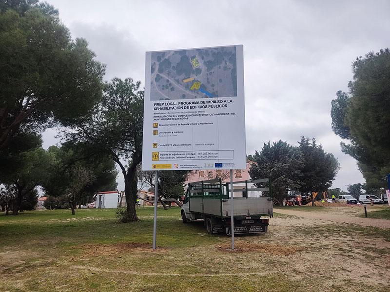 ejemplo de valla publicitaria vertical instalada en Madrid