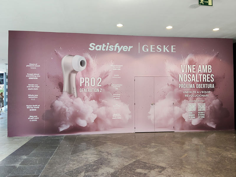 vinilo para próxima apertura en cerramiento centro comercial