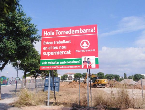 Rotulación y Cambio de vinilo en vallas publicitarias