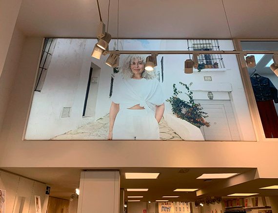 Lona textil interior en tienda de moda