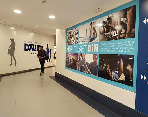 Rotulación de escaparate interior en centro comercial