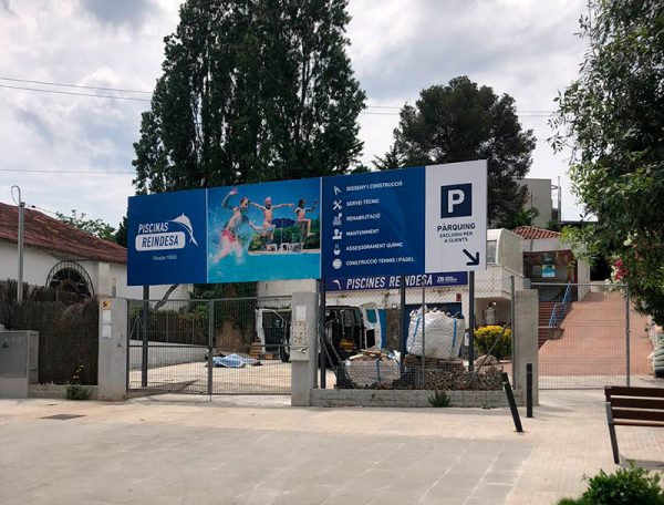 Valla Publicitaria a medida instalada en parking