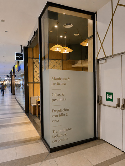 Vinilo ácido con letras de corte en escaparate