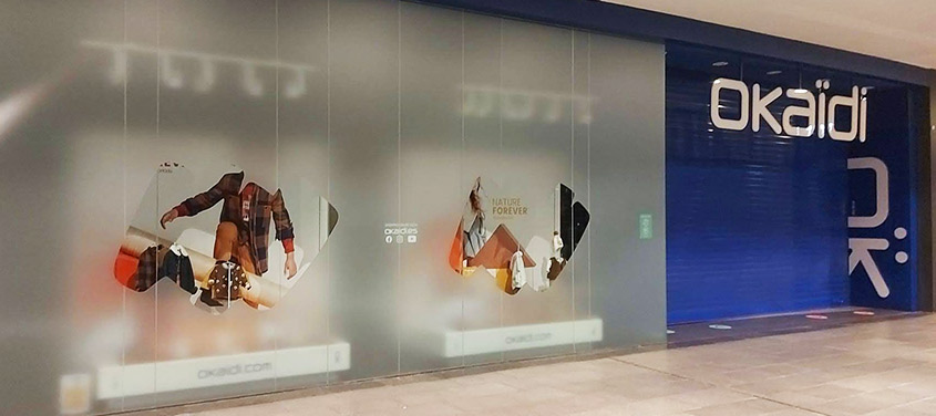 Vinilo glaseado en escaparate centro comercial